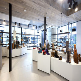 中国 ブランドの店の壁掛けの靴の棚、白いペンキの耐久の小売りの靴の表示 サプライヤー