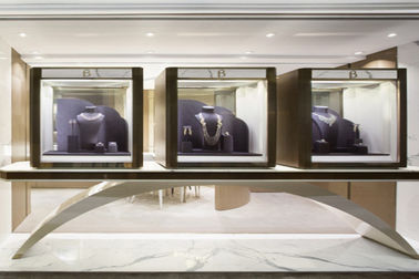 中国 リング ガラス飾り戸棚、贅沢なネックレスの陳列台のカスタマイズされたサイズ サプライヤー
