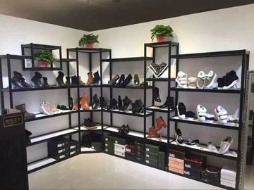 中国 簡単な普及した金属の小売りの靴の棚の立場のショーケースによってカスタマイズされる設計 サプライヤー