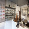 ブランドの店の壁掛けの靴の棚、白いペンキの耐久の小売りの靴の表示 サプライヤー
